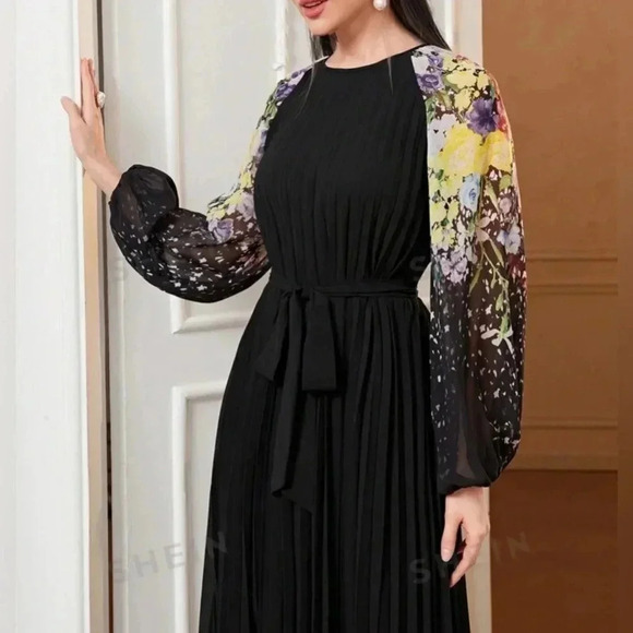 Black Floral pleated Maxi Dress with belt . Size Medium - Picture 6 of 6